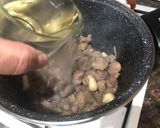Foto del paso 2 de la receta Cordero guisado con nidos de champiñones y huevos de codorniz
