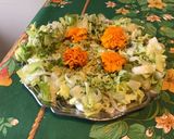 Une image de l'étape 9 de Salade de courgettes râpées,scarole et tagetes (sauce curry).