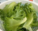 Hình bước làm 1 của món Trang trí món ăn Giáng Sinh: Cây thông Noel từ rau xà lách