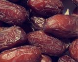 صورة لخطوة 1 من وصفة تمر محشي بالمكسرات مغطى بالشكولاتة 🍫