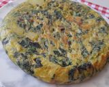 Foto del paso 4 de la receta: Tortilla de patatas con espinacas y piñones