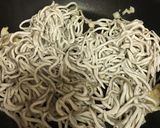 Foto del paso 2 de la receta: Revuelto de gulas y pimiento del piquillo