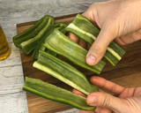 Foto del paso 2 de la receta: Salchichas con pimientos en Lékué Grill acompañadas de raviolis y ensalada
