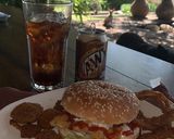 Foto del paso 19 de la receta: Hamburguesa de pescado estilo Sitka Alaska con guarnición de aros de cebolla y pepinillos fritos