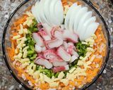Foto del paso 3 de la receta: 🥗Ensalada de kanikama, arroz integral, lechuga, zanahoria, huevo y queso 🥗Fresca y completa 🥗