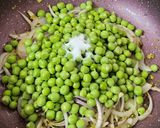 A picture of step 5 of Hare Matar Ki Ghugni.