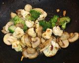 Foto del paso 2 de la receta: Contramuslo de pollo con verduras al wok
