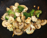 Foto del paso 2 de la receta: Contramuslo de pollo con verduras al wok