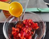 Foto langkah ke 2 dari resep Fresh Strawberry Honey Soda.