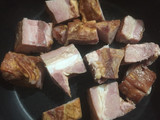 Costillas de cerdo ahumado con jamón y verduras