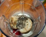 Foto langkah ke 1 dari resep Banana Strawberry Smoothie Bowl.
