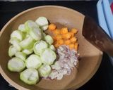 Foto langkah ke 1 dari resep Sayur Bening Oyong Wortel Telur.