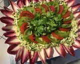 Une image de l'étape 13 de Salade composée multicolore (céleri,tomates,courgette,oignon,radis,concombre,champignons,endives).