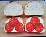 Sajttal és kolbásszal töltött bundáskenyér recept fázis 1 fotója