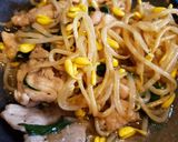 รูปขั้นตอนการทำที่ 2 ของ ผัดถั่วงอกหมูนุ่ม Stir fry bean sprout😁