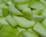 Hình bước làm 1 của món Canh bầu nấu xương và lòng gà