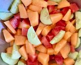 Une image de l'étape 2 de Salade estivale pastèque, melon, concombre, menthe et feta.