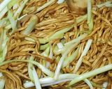 A picture of step 6 of Chinese E-U Noodles with straw mushroom 幹燒伊麵.