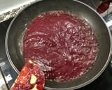 Foto del paso 3 de la receta: Magret de pato con salsa de frutos de rojos