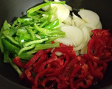 Foto del paso 4 de la receta: Bacalao al ajillo con salsa de tomate y pinchitos de tomate