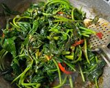 รูปขั้นตอนการทำที่ 5 ของ ยอดใบมันเทศผัดน้ำพริกเผา/Stir Fried Sweet Potato Leaves with Thai Chili Paste
