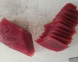Hình bước làm 1 của món SAKE & MAGURO NIGIRI (Sushi cá hồi và cá ngừ)