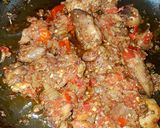 صورة لخطوة 4 من وصفة كبد وقوانص بتقلية الطماطم 🍎😋
