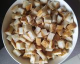 Hình bước làm 1 của món Croutons (bánh mì giòn ăn với salad hoặc súp)