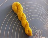 Foto langkah ke 3 dari resep Kkwabaegi (korean twisted donuts).