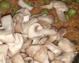 मशरूम मटर मसाला (Mushroom matar masala recipe in Hindi) रेसिपी चरण 2 फोटो