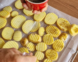 Foto del paso 3 de la receta: Patatas onduladas al horno- toque italiano