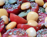 Foto del paso 4 de la receta: Ensalada de tomatitos cherry y lupines (altramuces) "Tres S" 🍅 sencilla, sabrosa, saludable