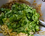 Gambar langkah 4 resipi 31:7:26 Mee goreng telur sepapan.