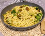 Egyserpenyős kolbászos-brokkolis carbonara spagetti recept fázis 8 fotója