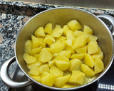 Foto del paso 2 de la receta: Guisado de calamarcitos y patatas