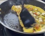 Foto del paso 5 de la receta: Tortilla de espárragos, tomatitos y queso semicurado de cabra
