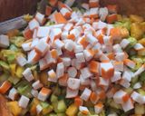 Foto del paso 6 de la receta: Ensalada de surimi con aguacate y mango
