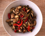 Foto del paso 3 de la receta: Setas con guisantes y pimiento a Lékué