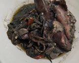 Foto langkah ke 4 dari resep Oseng cumi item.