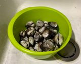 Foto langkah ke 1 dari resep Kerang Rebus Medan.