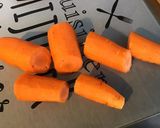 Une image de l'étape 2 de Carottes au lard, poivrons verts et raisins secs.