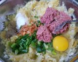 Foto langkah ke 2 dari resep 213. Perkedel Kentang Korned.