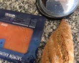 Foto del paso 1 de la receta: Bocadillo de salmón con queso fresco