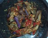 Foto langkah ke 5 dari resep Terong Penyet Sambal Kencur.