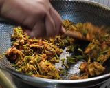 Foto langkah ke 9 dari resep Tumis Bunga Pepaya dengan Tempe dan Ikan Cue.