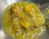 Foto langkah ke 3 dari resep Ayam Goreng Lengkoas Empuk (Bumbu Kering dan Sedikit Minyak).