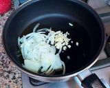 Foto del paso 4 de la receta: Bonito en salsa de dos tipos de cebollas, pimiento y azafrán