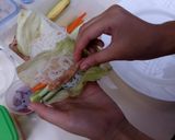 Foto langkah ke 8 dari resep Vietnam Spring Roll.