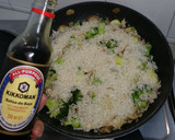 Foto del paso 6 de la receta: Brócoli, arroz, pollo y champiñones aromatizado con salsa de soja