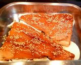 Foto del paso 2 de la receta Salmón marinado con soja, miel y sésamo